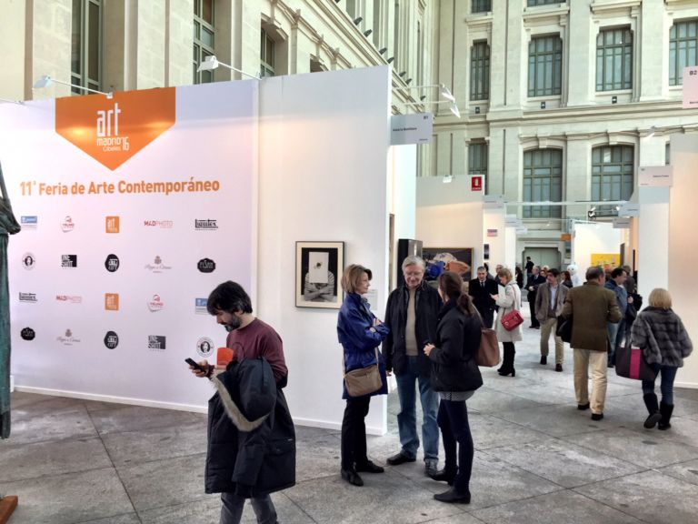 Art Madrid 2016 15 Madrid Updates: immagini di Art Madrid, nella galleria di cristallo del Palazzo di Cibeles. Livello più alto a questa seconda edizione, qualità altalenante