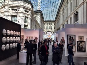 Madrid Updates: immagini di Art Madrid, nella galleria di cristallo del Palazzo di Cibeles. Livello più alto a questa seconda edizione, qualità altalenante