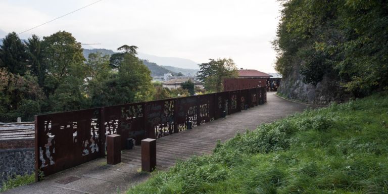 Asprostudio, ponte ciclopedonale By Pass San Gottardo, 2007 - primo intervento del Nuovo Sistema di Visita della città di Vittorio Veneto - photo Andrea Pertoldeo