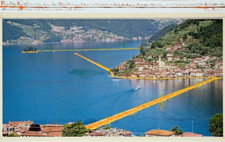 Christo The Floating Piers Christo sul Lago d'Iseo, nuovi dettagli. 3 chilometri di passerelle sostenute da cubi galleggianti. E a Brescia ci sarà la mostra dei bozzetti