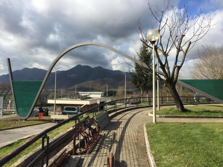 Costas Varotsos L’Albero della cuccagna Salerno 2 Immagini in anteprima dell’Albero della cuccagna di Costas Varotsos a Salerno. Un grande nastro d’acciaio e vetro