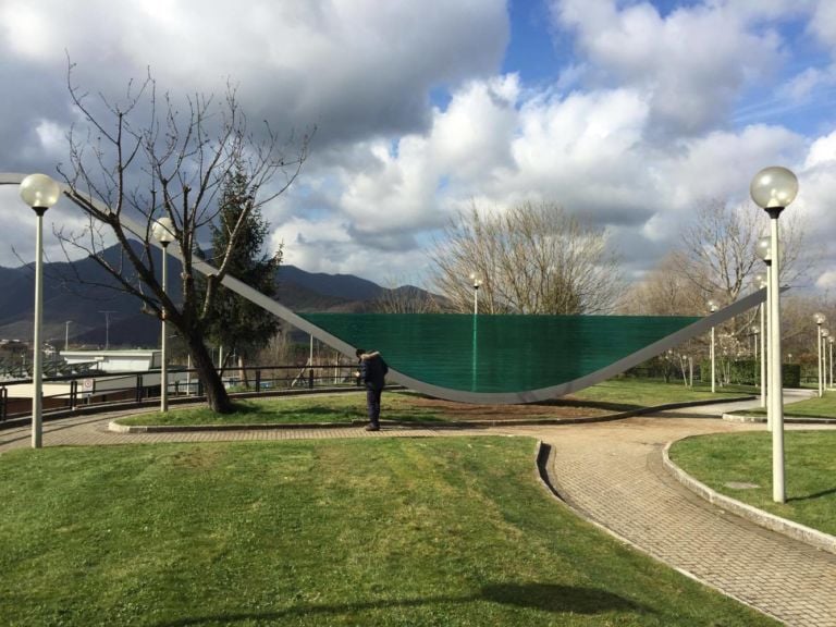 Costas Varotsos L’Albero della cuccagna Salerno 3 Immagini in anteprima dell’Albero della cuccagna di Costas Varotsos a Salerno. Un grande nastro d’acciaio e vetro