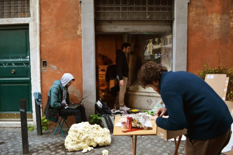 Deserto domestico Parasite 2.0 2 Un deserto nel pieno centro di Roma. Ecco come l'ha pensato il collettivo Parasite 2.0, con un'installazione che trasfigura una galleria