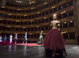 La Scala di Milano si apre alla moda per Dolce & Gabbana. Standing ovation per la collezione ispirata all’opera, all’opulenza e alla sarta Biki, nipote di Puccini