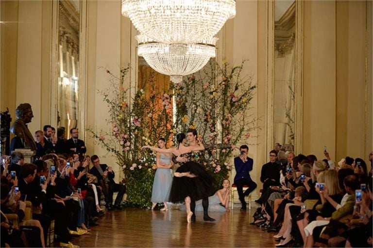 Dolce Gabbana alla Scala di Milano foto Dolce Gabbana La Scala di Milano si apre alla moda per Dolce & Gabbana. Standing ovation per la collezione ispirata all’opera, all’opulenza e alla sarta Biki, nipote di Puccini