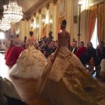 Dolce Gabbana alla Scala di Milano foto Dolce Gabbana 1 La Scala di Milano si apre alla moda per Dolce & Gabbana. Standing ovation per la collezione ispirata all’opera, all’opulenza e alla sarta Biki, nipote di Puccini