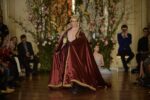 Dolce Gabbana alla Scala di Milano foto Dolce Gabbana La Scala di Milano si apre alla moda per Dolce & Gabbana. Standing ovation per la collezione ispirata all’opera, all’opulenza e alla sarta Biki, nipote di Puccini