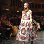 Dolce Gabbana alla Scala di Milano foto Dolce Gabbana La Scala di Milano si apre alla moda per Dolce & Gabbana. Standing ovation per la collezione ispirata all’opera, all’opulenza e alla sarta Biki, nipote di Puccini