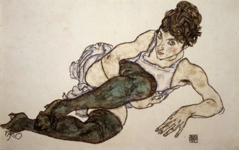 Egon Schiele, Sich zurücklehnende Frau mit grünen Strümpfen 1917 ©Courtesy Galerie St. Etienne, New York