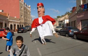 Il Gigante profugo che balla per demolire la xenofobia. Arriva nell’enclave spagnola di Melilla la performance itinerante dell’artista BR1: ecco immagini e video