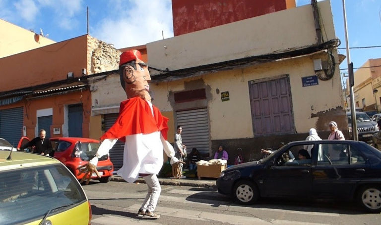El Gigante de Melilla di BR1 1 Il Gigante profugo che balla per demolire la xenofobia. Arriva nell'enclave spagnola di Melilla la performance itinerante dell’artista BR1: ecco immagini e video