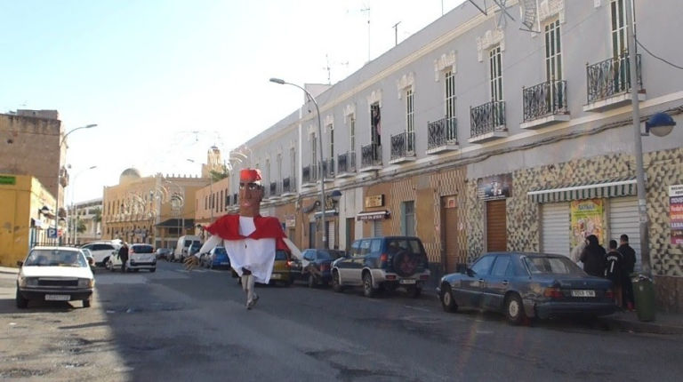 El Gigante de Melilla di BR1 2 Il Gigante profugo che balla per demolire la xenofobia. Arriva nell'enclave spagnola di Melilla la performance itinerante dell’artista BR1: ecco immagini e video