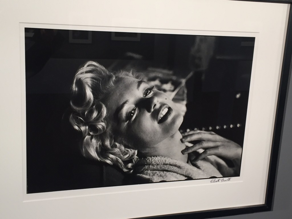 Immagini e video dalla mostra di Elliott Erwitt al CAOS di Terni. Da Grace Kelly a Che Guevara, a Marilyn Monroe, icone dell’artista che piaceva a Robert Capa