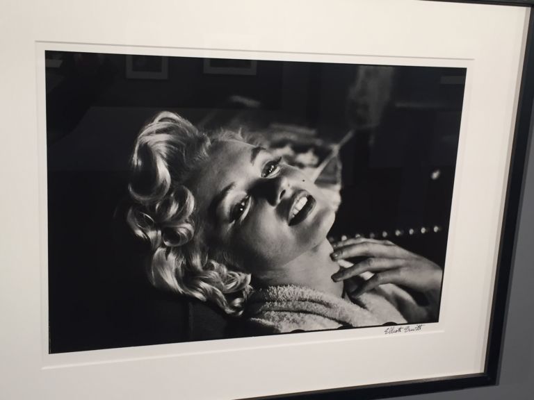 Elliott Erwitt CAOS Terni 10 Immagini e video dalla mostra di Elliott Erwitt al CAOS di Terni. Da Grace Kelly a Che Guevara, a Marilyn Monroe, icone dell'artista che piaceva a Robert Capa