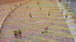 Escobedo Soliz Studio Weaving the Courtyard 2015 © Escobedo Soliz Studio 2 I messicani di Escobedo Solíz Studio vincono l’edizione 2016 di YAP MoMA PS1. La corte del museo coperta da un tappeto coloratissimo di corde variopinte