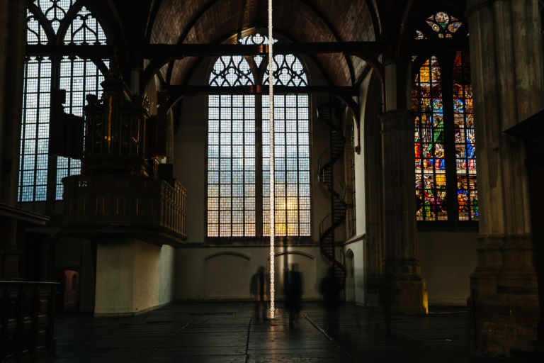 Germaine Kruip Geometria della Dispersione Arte contemporanea nella Chiesa più antica di Amsterdam, nel cuore del quartiere a luci rosse. Ecco la mimetica installazione di Germaine Kruip nella Oude Kerk