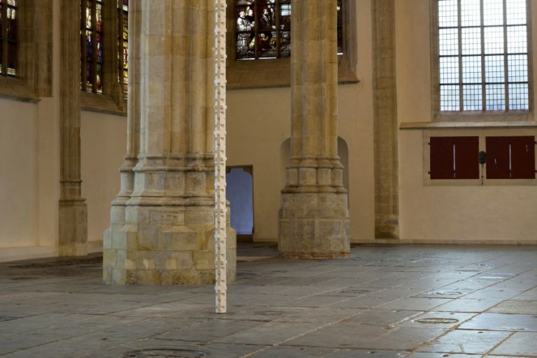 Germaine Kruip Geometria della Dispersione 1 Arte contemporanea nella Chiesa più antica di Amsterdam, nel cuore del quartiere a luci rosse. Ecco la mimetica installazione di Germaine Kruip nella Oude Kerk