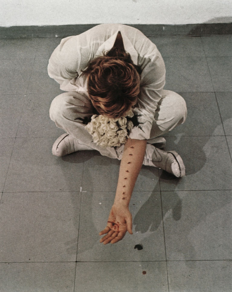 Gina Pane Azione sentimentale 1973 © Gina Pane Il corpo della donna tra gesti e gestazioni. A Merano