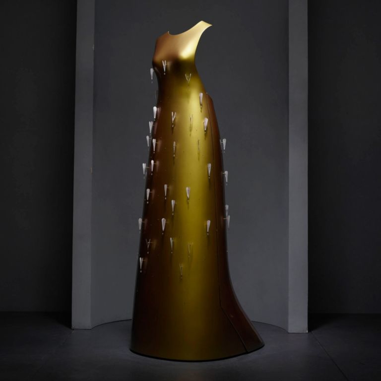 Hussein Chalayan 1 L’impatto della tecnologia sulla moda. Il Metropolitan Museum di New York ci fa una mostra: dai cappelli illuminati di Chalayan ai tessuti stampati in 3D