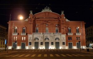 Conoscere il Teatro Petruzzelli, guidati da Philippe Daverio. Fa tappa a Bari il tour de Il Gioco del Lotto nelle dieci città-ruote