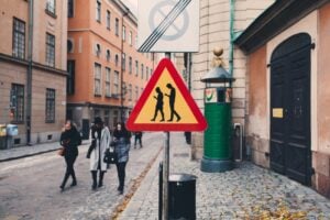 Attenzione: pericolo smartphonisti. Due artisti svedesi si inventano un segnale stradale di pericolo sull’uso del cellulare: che trionfa sui social