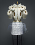 Iris van Herpen L’impatto della tecnologia sulla moda. Il Metropolitan Museum di New York ci fa una mostra: dai cappelli illuminati di Chalayan ai tessuti stampati in 3D