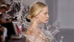 Iris van Herpen 1 L’impatto della tecnologia sulla moda. Il Metropolitan Museum di New York ci fa una mostra: dai cappelli illuminati di Chalayan ai tessuti stampati in 3D