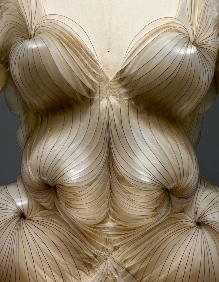 Iris van Herpen 2 L’impatto della tecnologia sulla moda. Il Metropolitan Museum di New York ci fa una mostra: dai cappelli illuminati di Chalayan ai tessuti stampati in 3D
