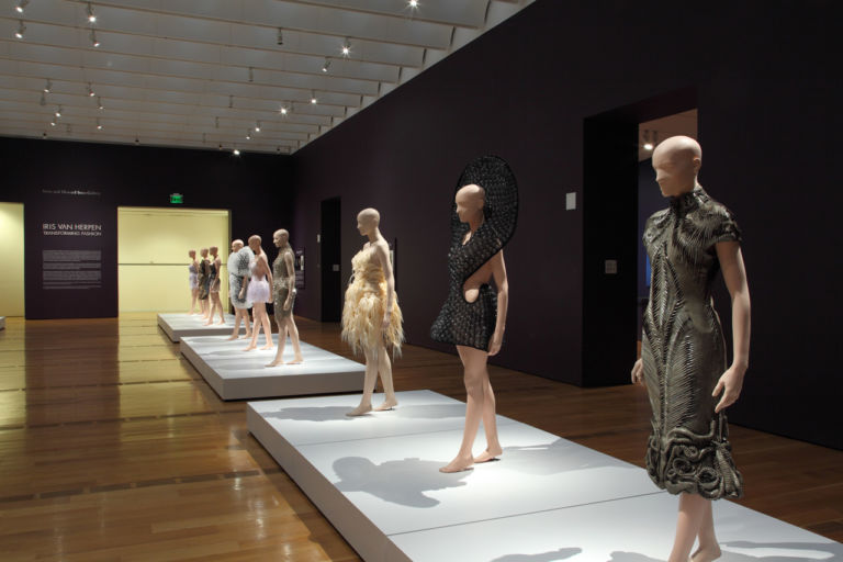 Iris van Herpen Transforming Fashion High Museum of Art di Atlanta 02 Piccoli Alexander McQueen crescono. L'allieva Iris van Herpen di scena con abiti e accessori all’High Museum di Atlanta: le immagini