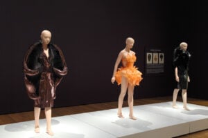 Piccoli Alexander McQueen crescono. L’allieva Iris van Herpen di scena con abiti e accessori all’High Museum di Atlanta: le immagini