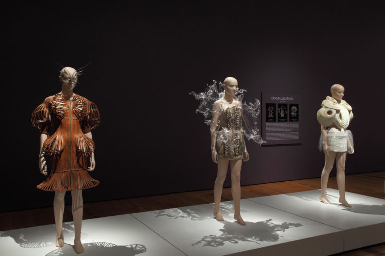 Iris van Herpen Transforming Fashion High Museum of Art di Atlanta 07 Piccoli Alexander McQueen crescono. L'allieva Iris van Herpen di scena con abiti e accessori all’High Museum di Atlanta: le immagini