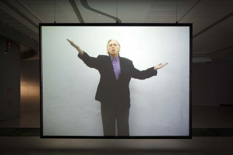 Jimmie Durham, A Proposal for a New International Genuflexion in Promotion of World Peace, 2007 – still da video - courtesy Fondazione MAXXI, Roma - photo Musacchio Ianniello