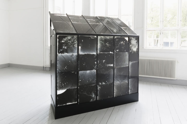 Johan Österholm, Structure for Moon Plates and Moon Shards, 2015. Costruzione in legno, vetri da serra dismessi, emulsione ai sali d’argento, luce della luna piena