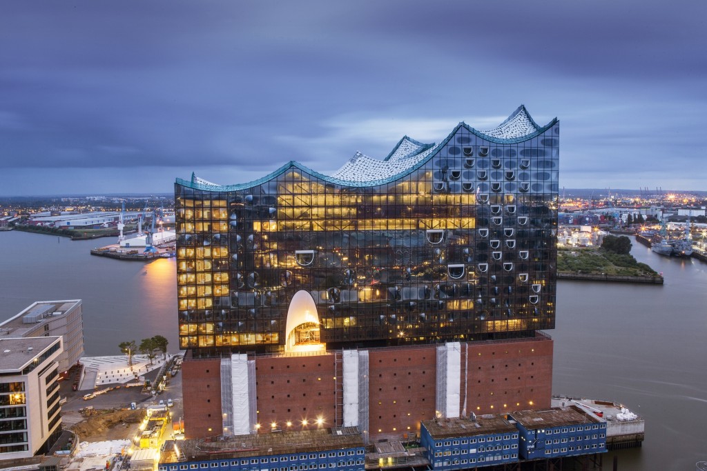 La concert hall volante di Herzog & DeMeuron. Ecco come sarà l’Elbphilharmonie di Amburgo: 2100 posti a 50 metri d’altezza