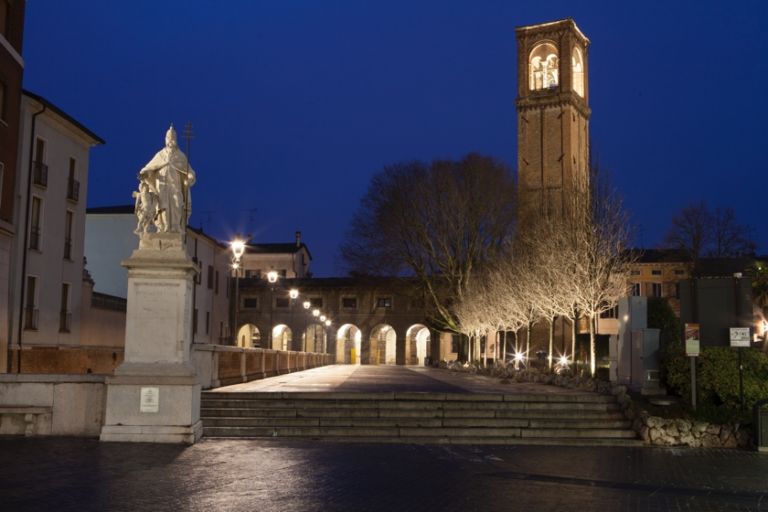 La nuova illuminazione delle Pescherie di Giulio Romano a Mantova foto Gaia Cambiaggi 1 In anteprima da Mantova le immagini della nuova illuminazione artistica delle Pescherie di Giulio Romano. Si accendono i riflettori sulla capitale italiana della cultura 2016