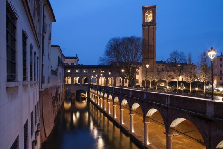 La nuova illuminazione delle Pescherie di Giulio Romano a Mantova foto Gaia Cambiaggi 2 In anteprima da Mantova le immagini della nuova illuminazione artistica delle Pescherie di Giulio Romano. Si accendono i riflettori sulla capitale italiana della cultura 2016