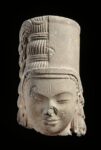 La testa di Harihara Shiva ha messo la testa a posto. La Francia restituisce alla Cambogia il volto della statua sottratto illegalmente in epoca coloniale: ed è festa nazionale