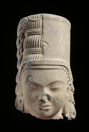 Shiva ha messo la testa a posto. La Francia restituisce alla Cambogia il volto della statua sottratto illegalmente in epoca coloniale: ed è festa nazionale