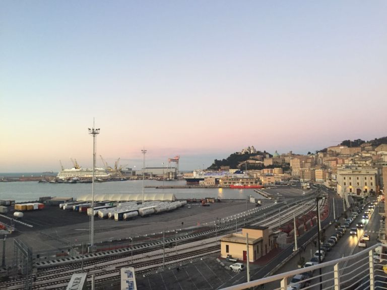 Olivo Barbieri Città Perfetta Mercato del Pesce di Ancona Il Mercato del Pesce di Ancona, una Città Perfetta. Tra i banchi ittici va in scena il progetto di Olivo Barbieri voluto dal Maxxi che attraversa tre regioni adriatiche