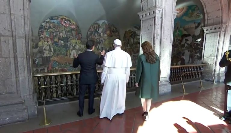 Papa Francesco visita gli affreschi di Diego Rivera foto elsiglodetorreon.com .mx Papa Francesco “comunista”. Dopo aver accettato il Crocifisso boliviano con falce e martello, a Città del Messico Bergoglio omaggia gli affreschi socialisti di Diego Rivera