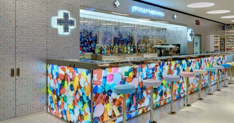 Pharmacy 2 Londra 1 Il ritorno di Pharmacy. Damien Hirst rilancia il celebre concept restaurant nel suo nuovo headquarter londinese della Newport Street Gallery: e si allea con il superchef Mark Hix