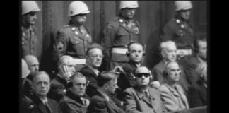 Processo di Norimberga - gli accusati il 29 novembre 1945 prima della proiezione delle immagini dei campi di concentramento nazisti – still da Christian Delage, Nuremberg, les nazis face à leurs crimes, 2006