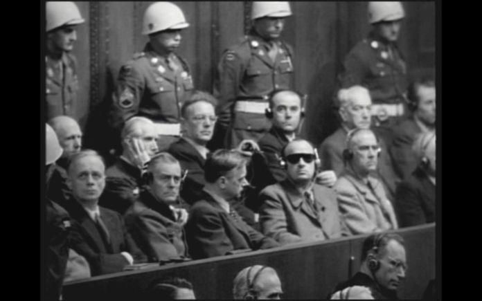 Processo di Norimberga - gli accusati il 29 novembre 1945 prima della proiezione delle immagini dei campi di concentramento nazisti – still da Christian Delage, Nuremberg, les nazis face à leurs crimes, 2006