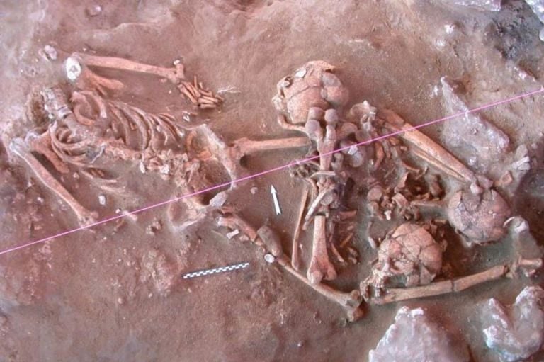 Resti rinvenuti a Gross Fredenwalde 1 Il mistero dell’uomo sepolto in piedi. Sorprese dagli scavi archeologici in un sito mesolitico in Germania: c'è anche il corpo di un bambino completamente coperto di ocra