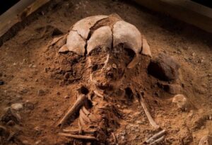 Il mistero dell’uomo sepolto in piedi. Sorprese dagli scavi archeologici in un sito mesolitico in Germania: c’è anche il corpo di un bambino completamente coperto di ocra