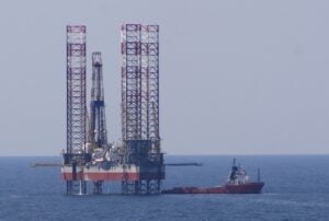 Il sassolino nella scarpa. Perchè l’Italia impedisce le trivellazioni per cercare petrolio in mezzo al mare? Non si sa, ma ci costa 2 miliardi di euro