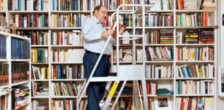Umberto Eco nella sua biblioteca