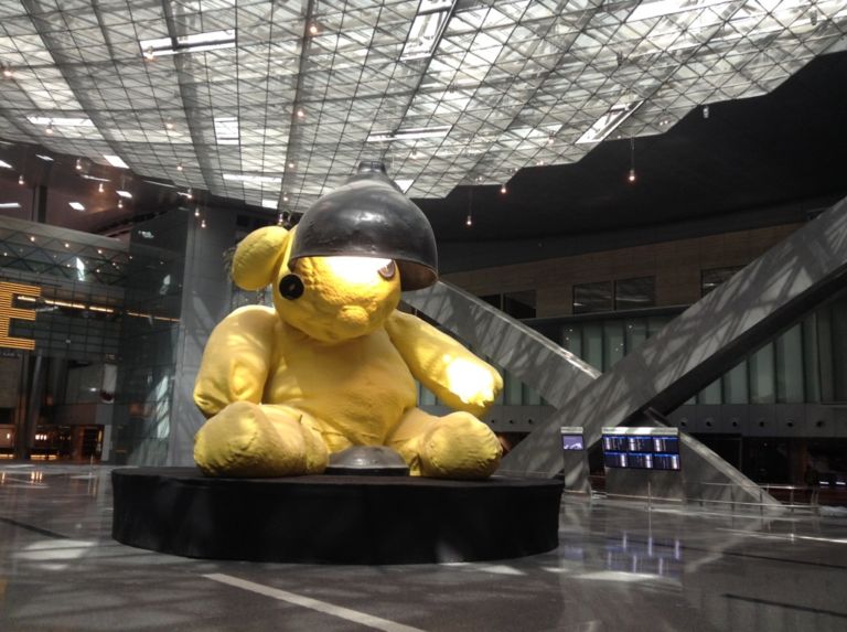 Urs Fischer, Untitled Lamp-Bear, 2005-06 - Hamad International Airport, Doha - courtesy of Qatar Museums