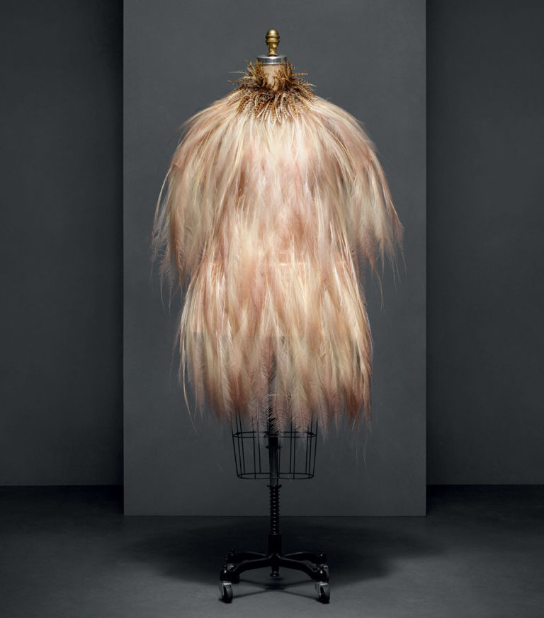 Yves Saint Laurent L’impatto della tecnologia sulla moda. Il Metropolitan Museum di New York ci fa una mostra: dai cappelli illuminati di Chalayan ai tessuti stampati in 3D