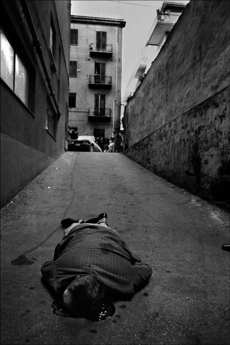 Letizia Battaglia, È stato ucciso mentre andava in garage a prendere la macchina, Palermo, 1976 - courtesy Letizia Battaglia